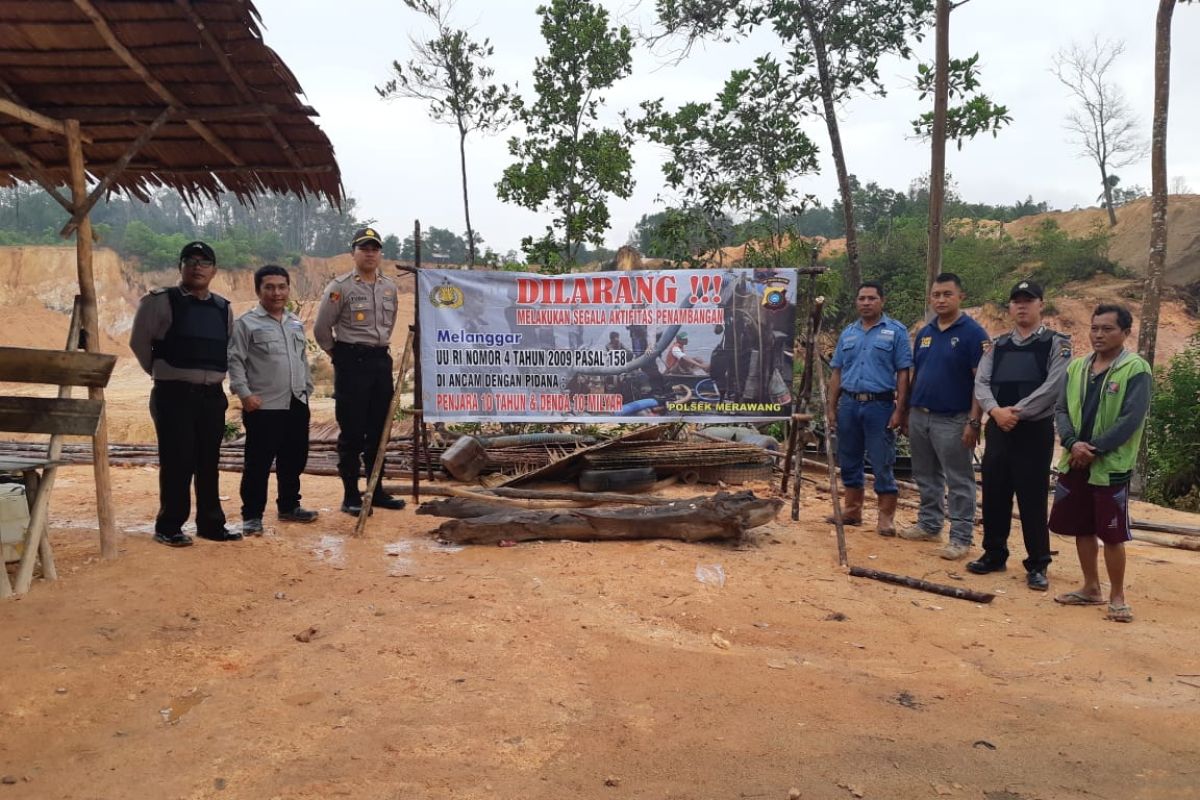 Polsek Merawang pasang spanduk larangan tambang timah pinggir kolong PDAM