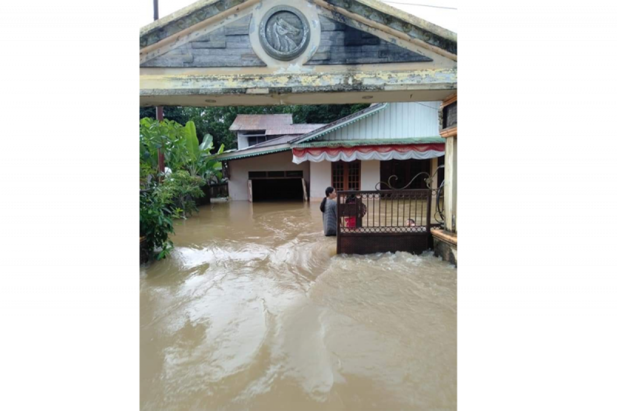 Banjir merendam sejumlah rumah warga Boyan Tanjung Kapuas Hulu