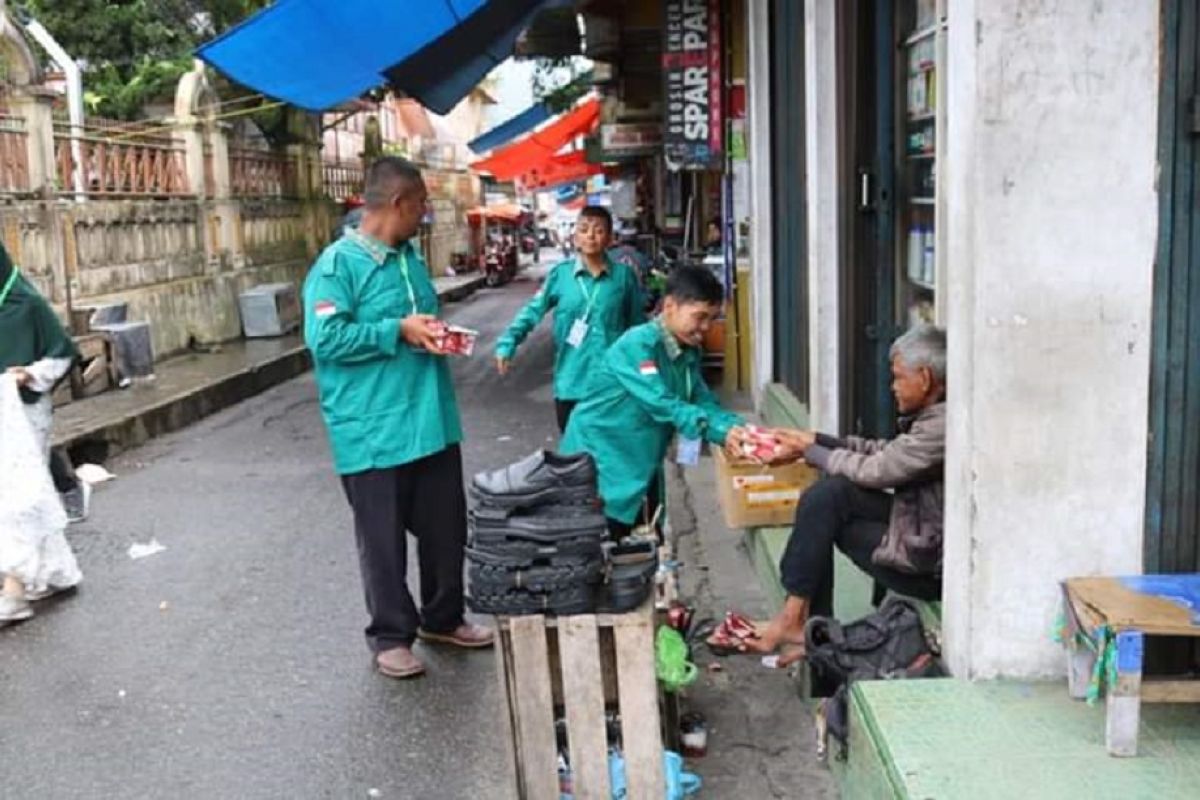 Penyandang disabilitas bagi-bagi makanan untuk warga Padang Panjang