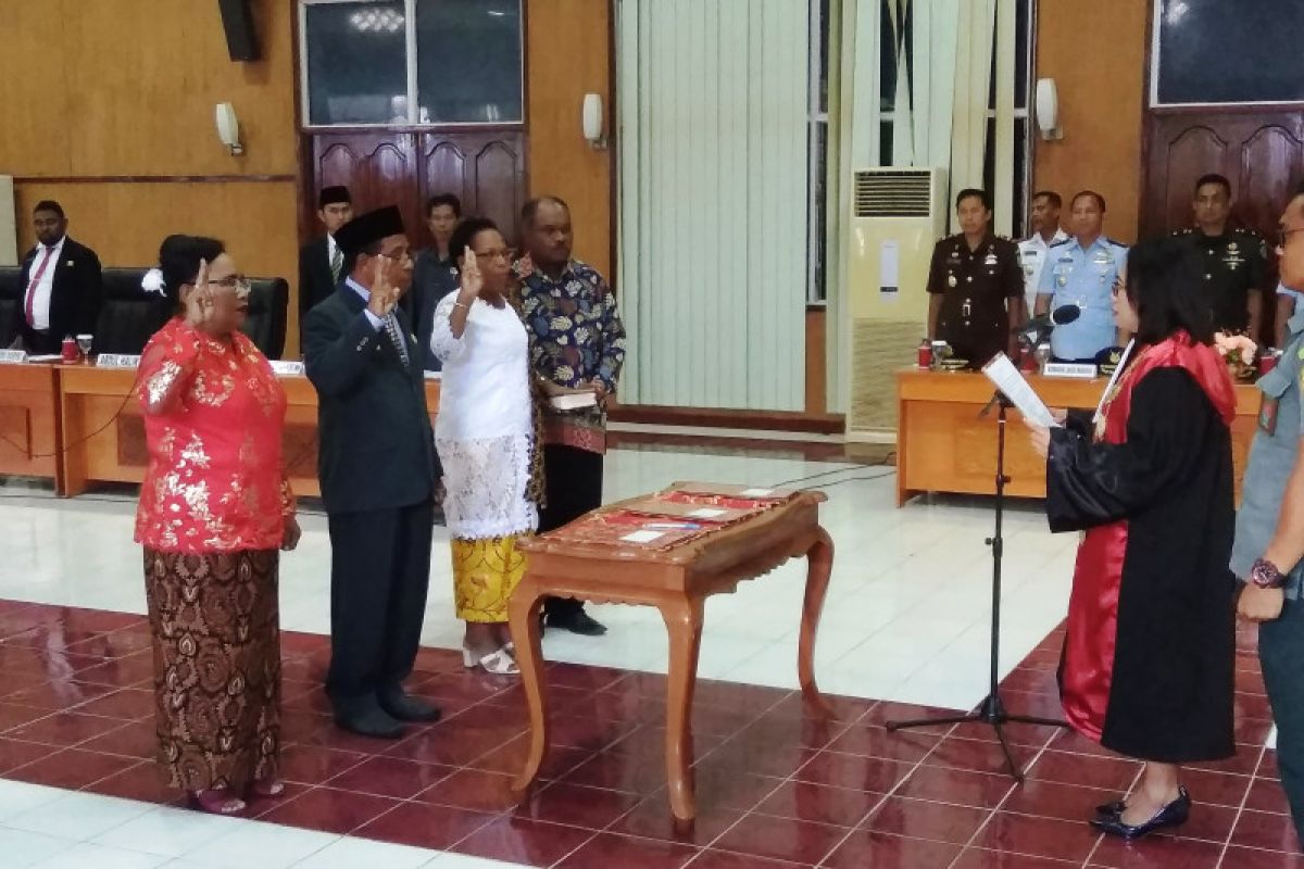 Milka Rumaropen perempuan pertama Papua dilantik Ketua DPRD Biak