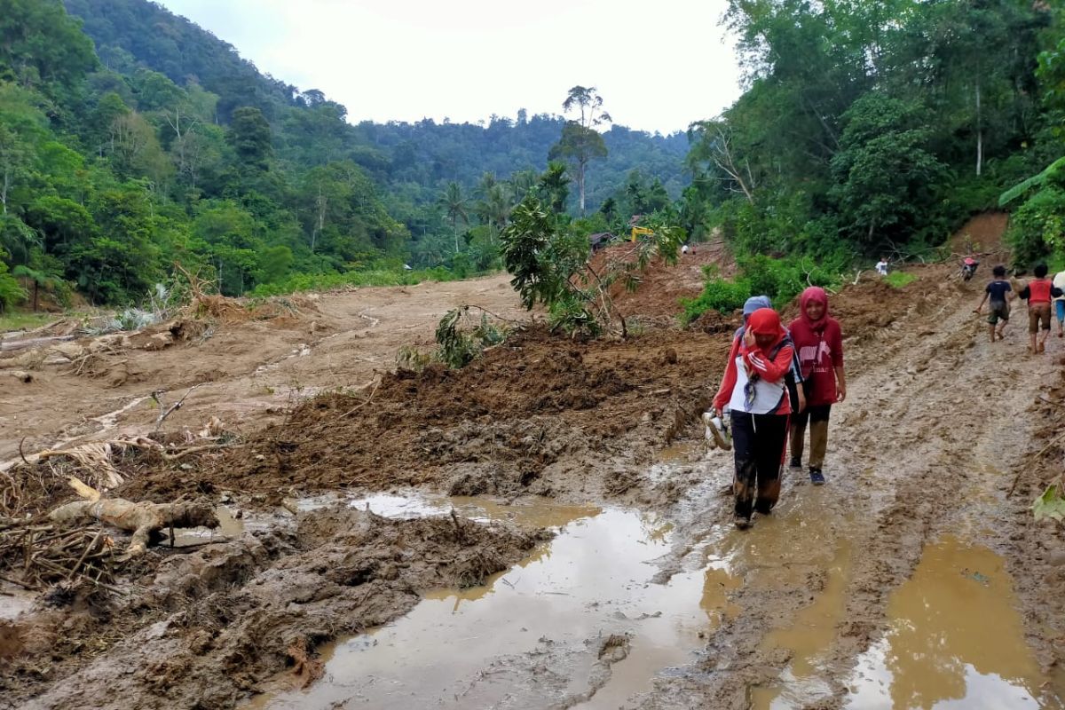 Pelajar koban banjir tak perlu risau, Pemkab Solok Selatan jamin ketersediaan perlengkapan sekolah