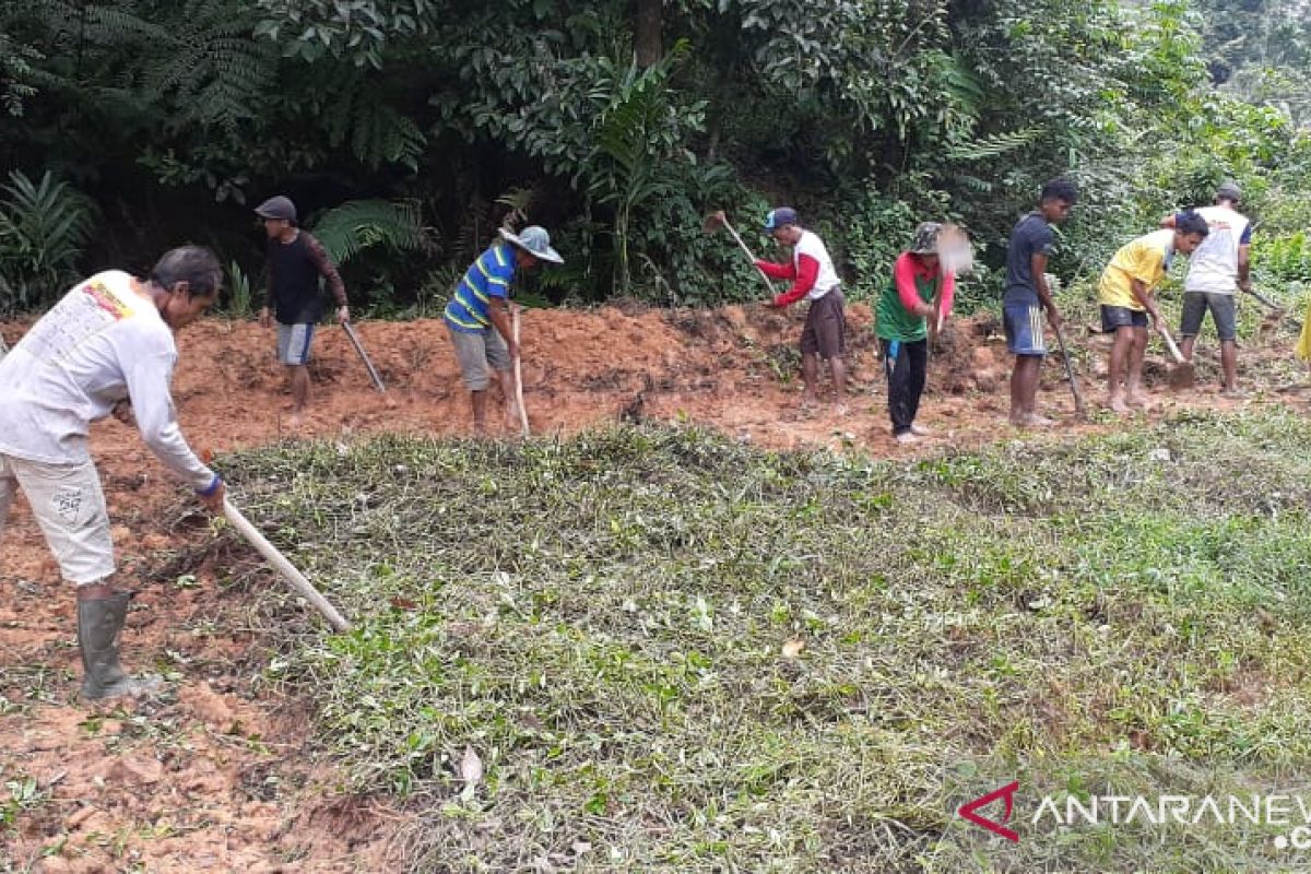 Keltan Petani Jaya Pulasan gotong royong buka kolam ikan