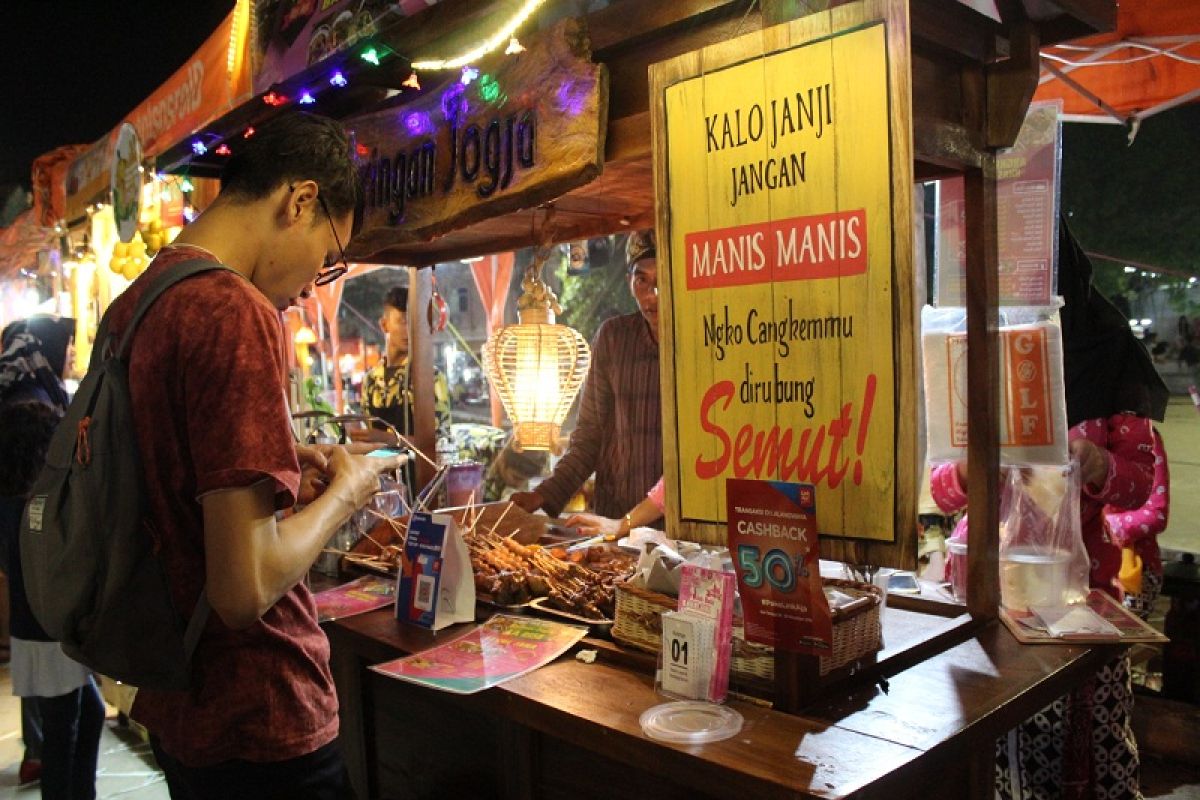 Usung konsep 90-an, event kuliner Lalang Waya ramai dikunjungi