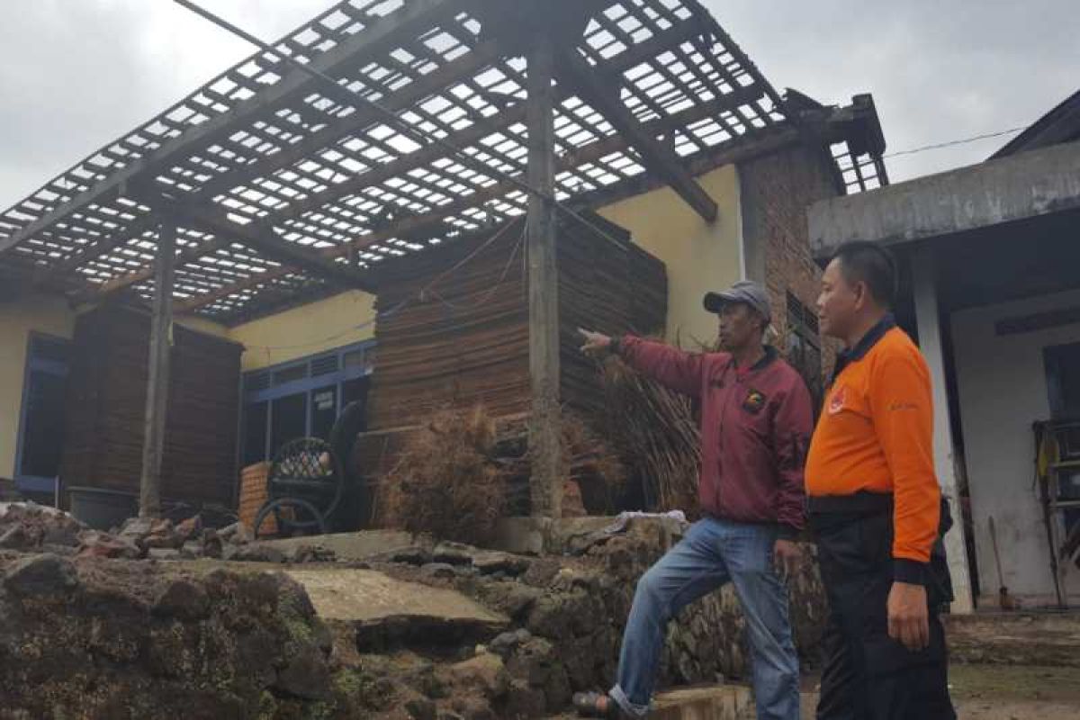 Angin kencang terjang Kabupaten Temanggung puluhan rumah rusak