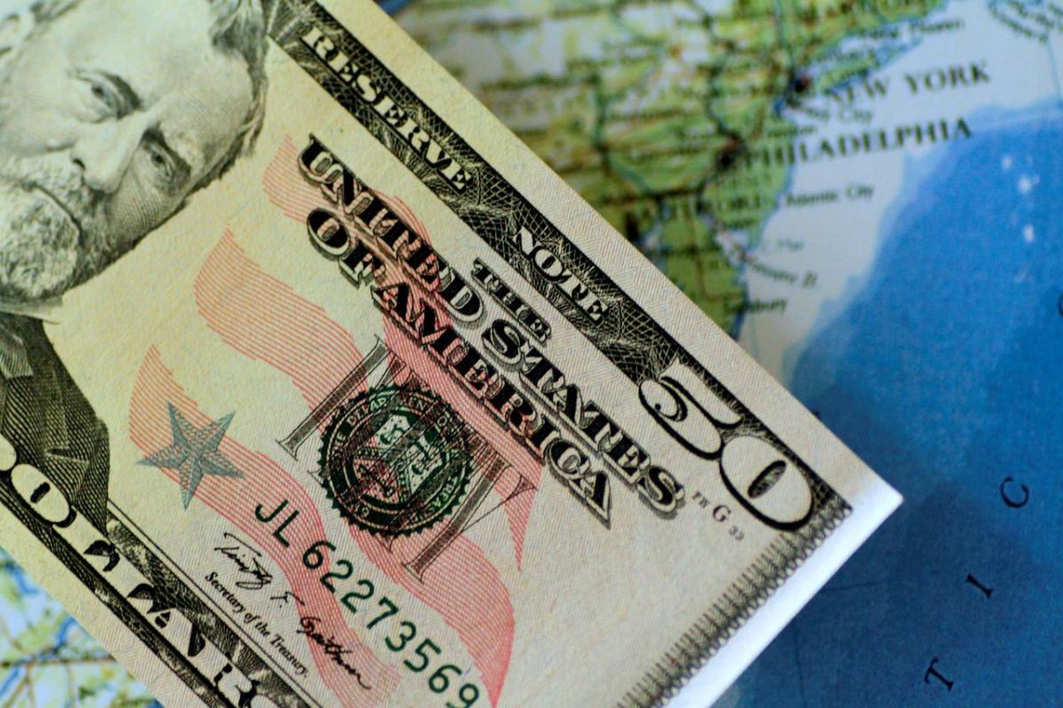 Dolar jatuh, terseret data ekonomi AS yang suram