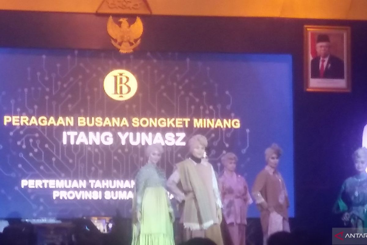 Peragaan busana Itang Yunasz dan Frisma Yeni semarakkan pertemuan tahunan BI Sumbar