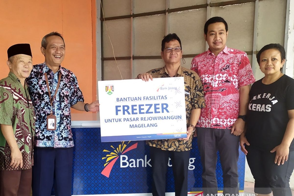 Bank Jateng bantu freezer pedagang Pasar Rejowinangun