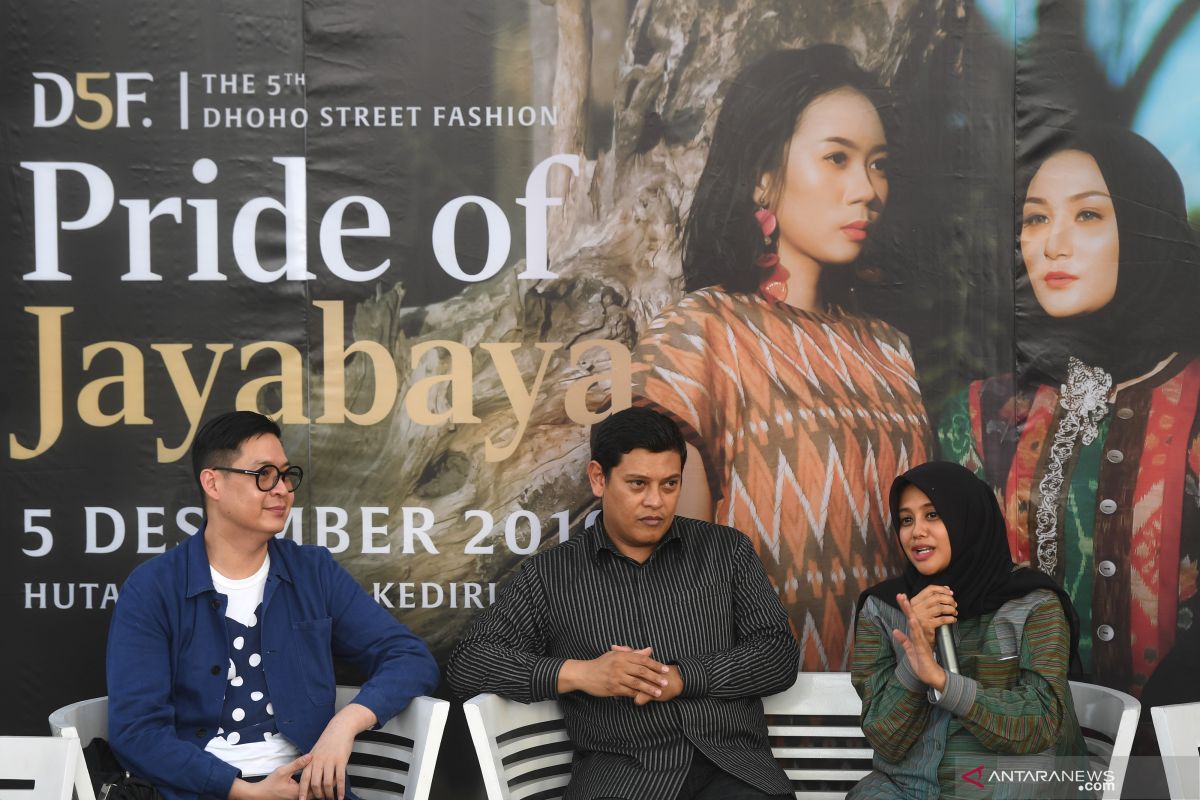 Dhoho Street Fashion tonjolkan tenun ikat khas Kota Kediri