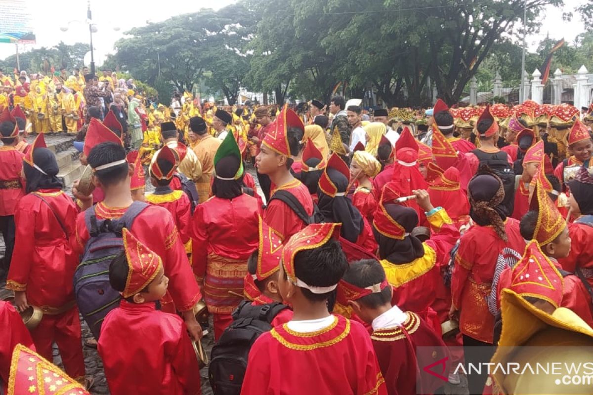 Festival pesona Minangkabau 2019 dibuka, ribuan warga padati Istano Basa Pagaruyung