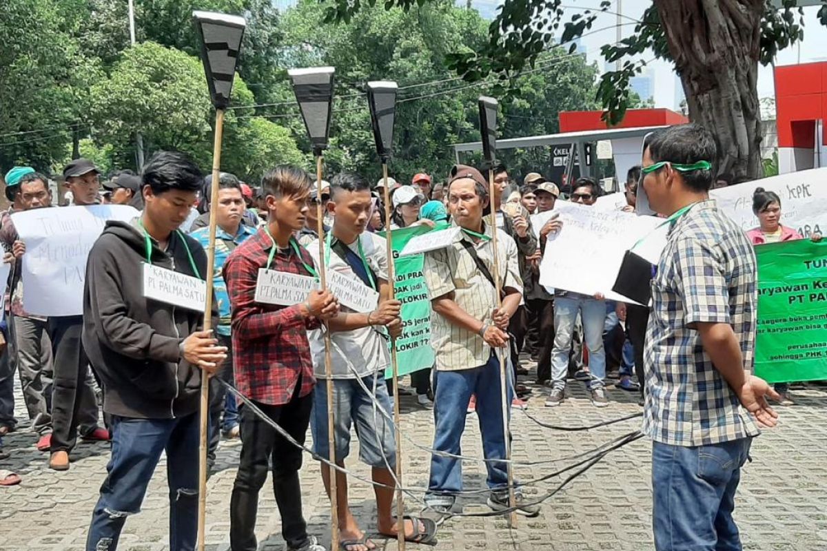 Buruh aksi teatrikal minta KPK tidak tebang pilih