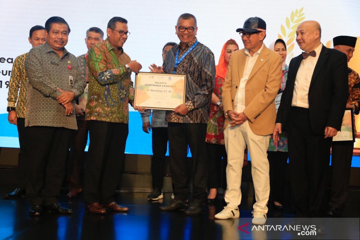 Riza Falepi terima penghargaan Wali Kota Entreprenur 2019 Asean