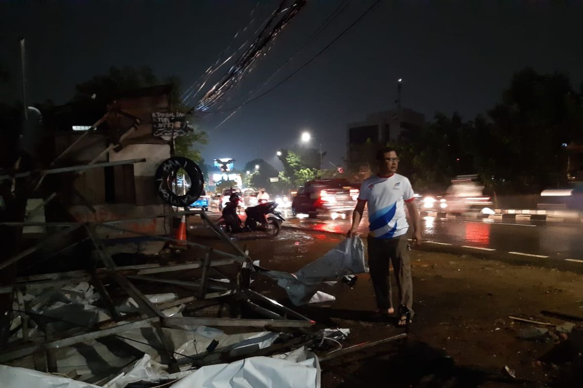 Papan reklame tumbang di Jalan Raya Bekasi akibat angin kencang