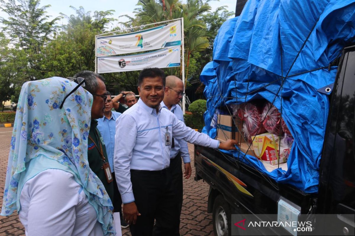 PLN Peduli serahkan bantuan ke korban banjir Solok Selatan