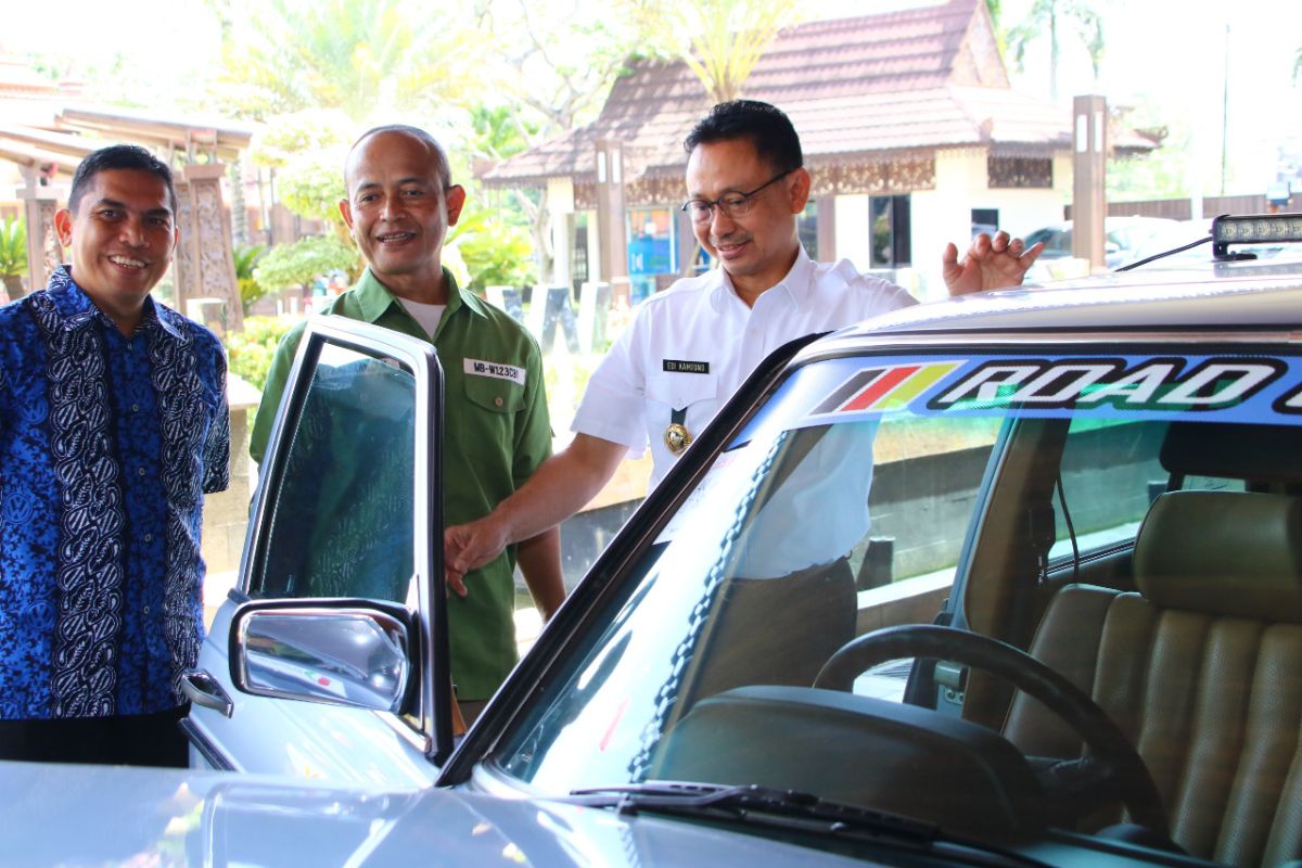 Komunitas Mercedes Benz turing keliling di Kalimantan