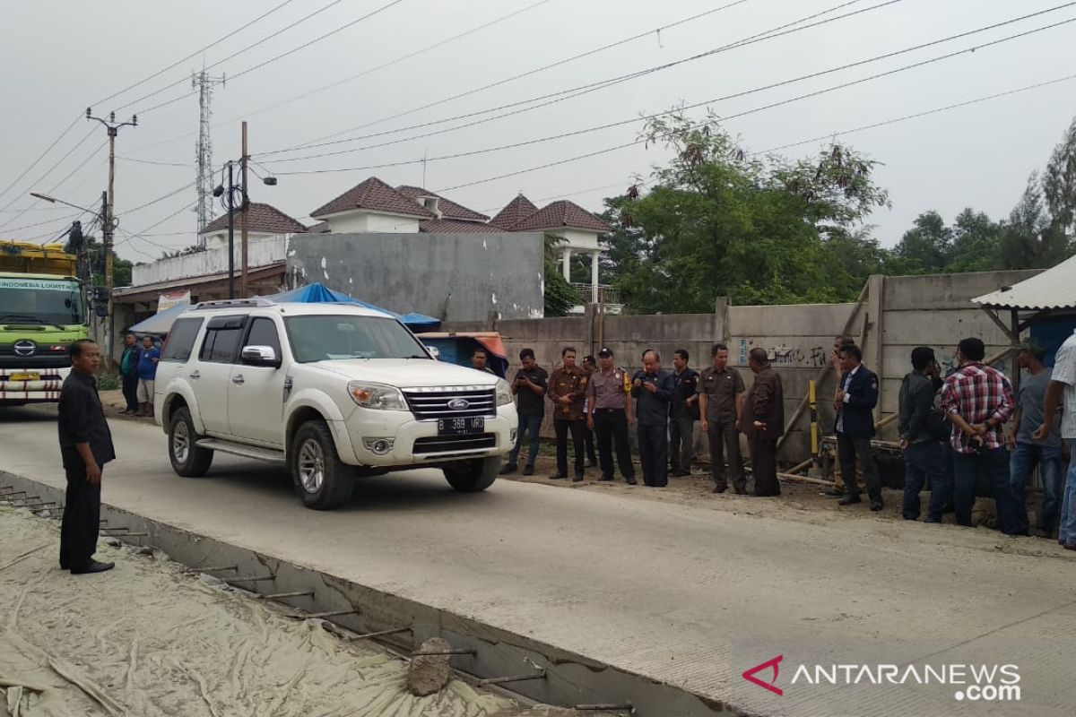 Pelebaran jalan Cikarang-Cibarusah gusur aset Pemkab Bekasi dan tempat ibadah