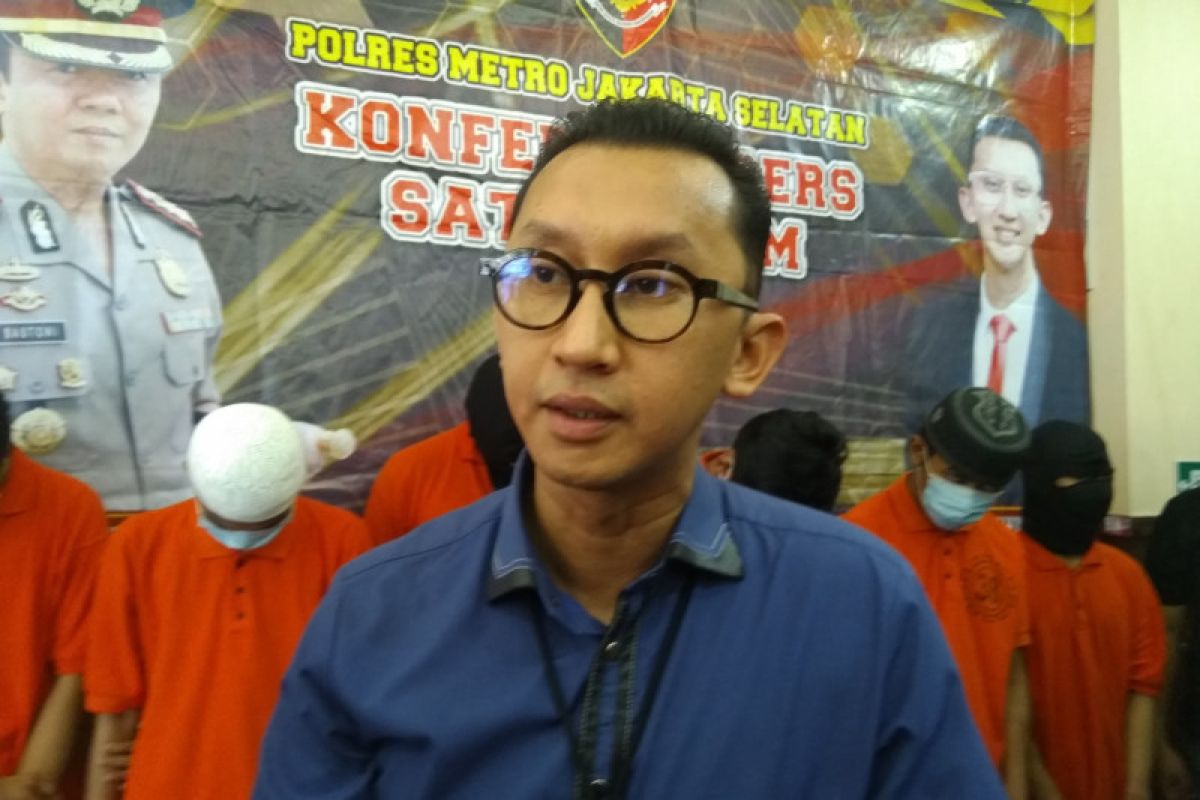 Vicky Prasetyo tersangka dalam penggerebekan rumah Angel Lelga