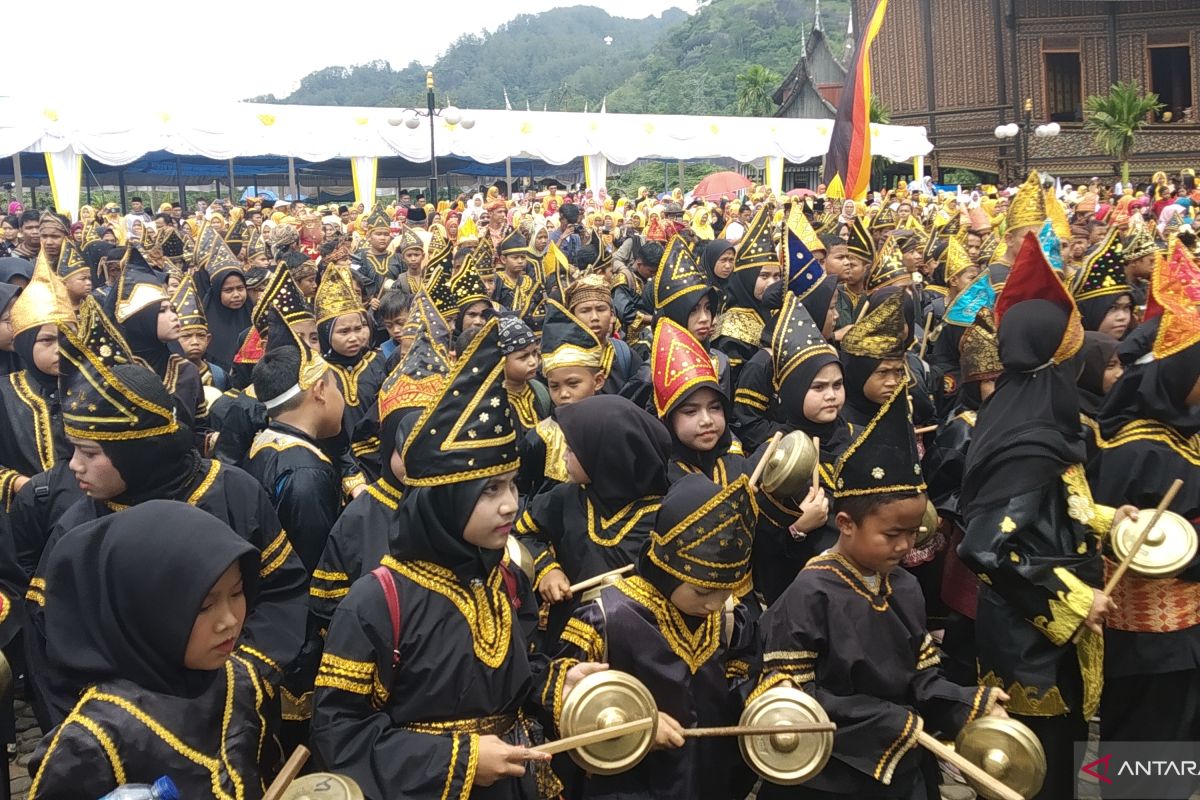 Tanah Datar pecahkan rekor MURI pemain talempong pacik terbanyak