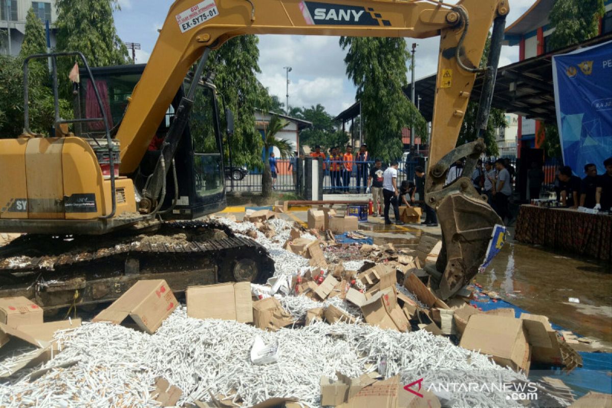 Bea Cukai Sumbagtim musnahkan  delapan juta batang rokok