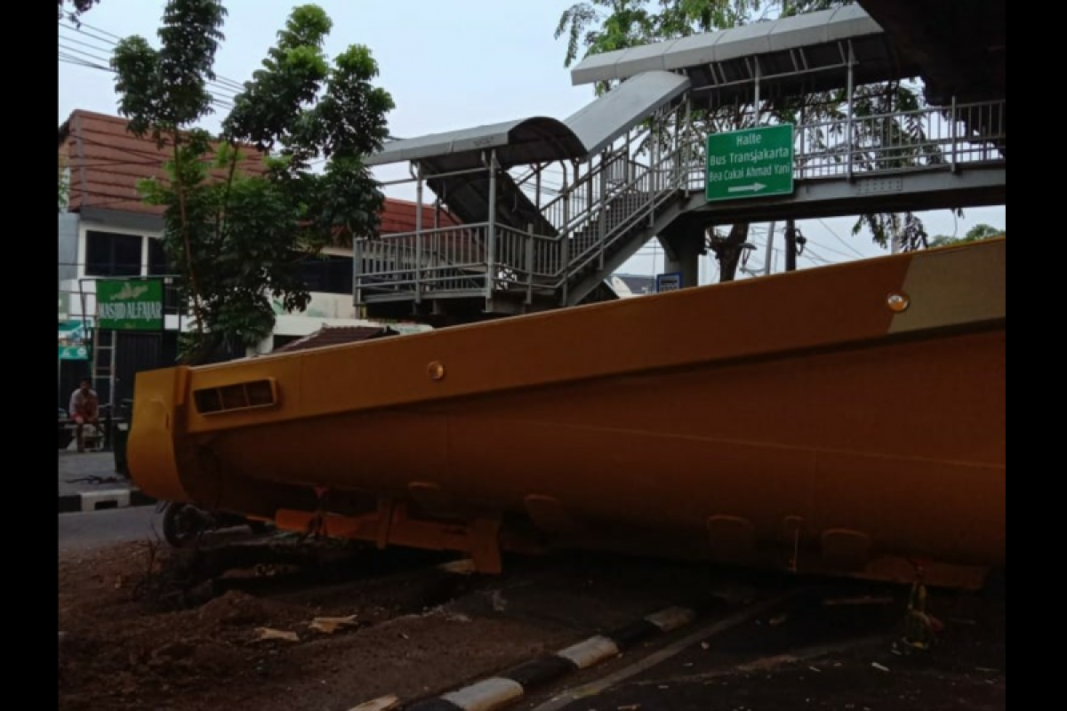 Truk kontainer angkut "dump truck" menabrak JPO Bea Cukai Ahmad Yani