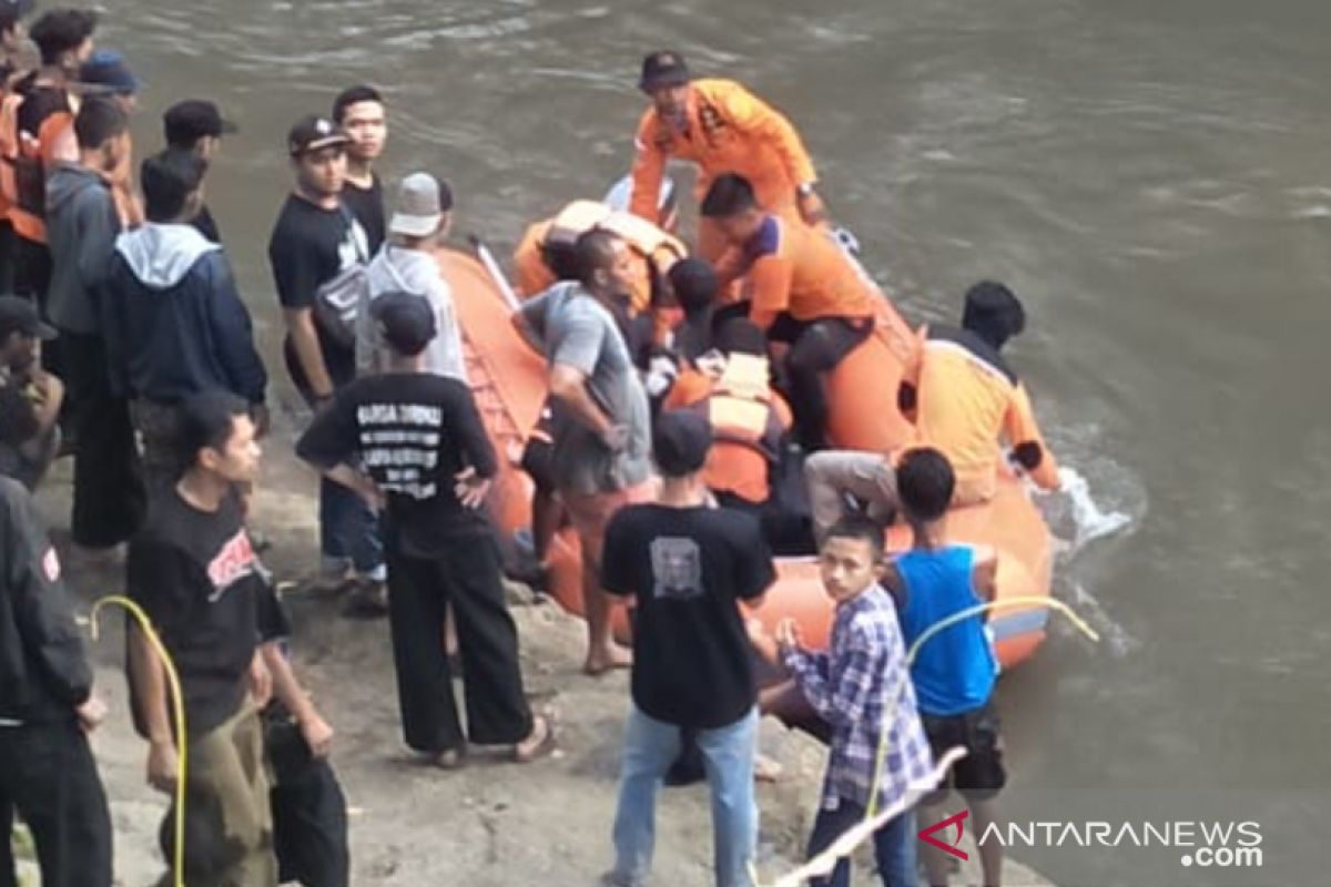 Suami istri di Jember hanyut terseret derasnya air sungai