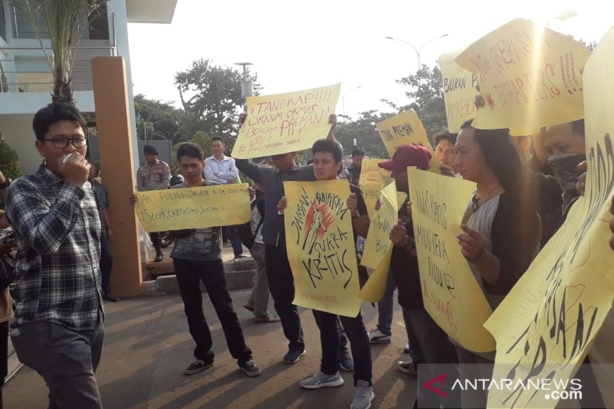 Puluhan wartawan gelar solidaritas di Polres Tangsel, minta kekerasan diusut