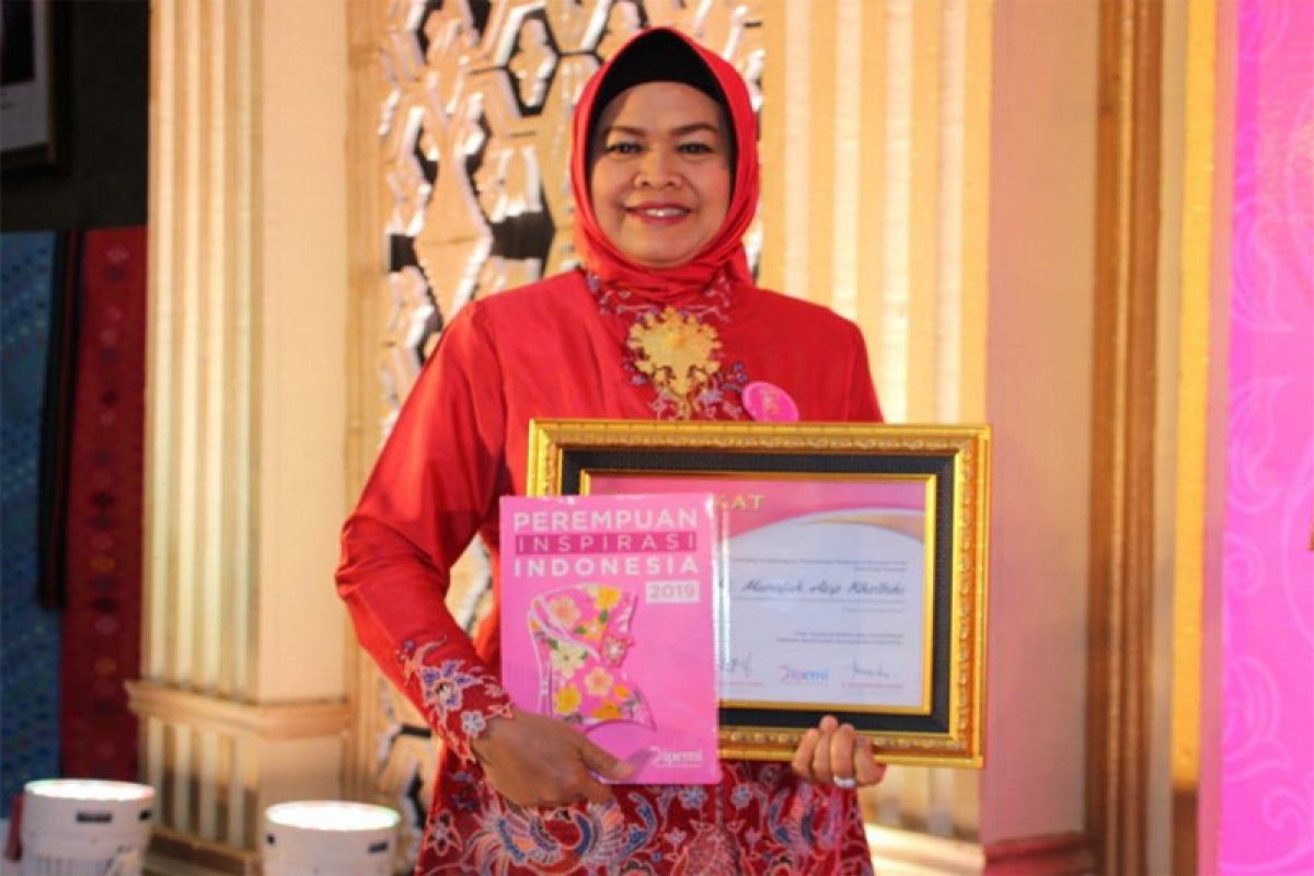 Istri Bupati Pekalongan terima penghargaan sebagai Perempuan Inspirasi Indonesia