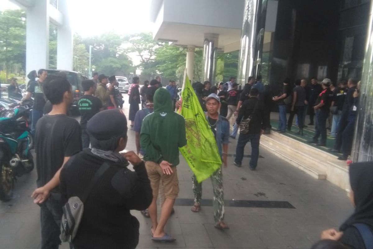 Wartawan dilarang ambil gambar saat demo ormas di Kantor Puspemkot Tangsel