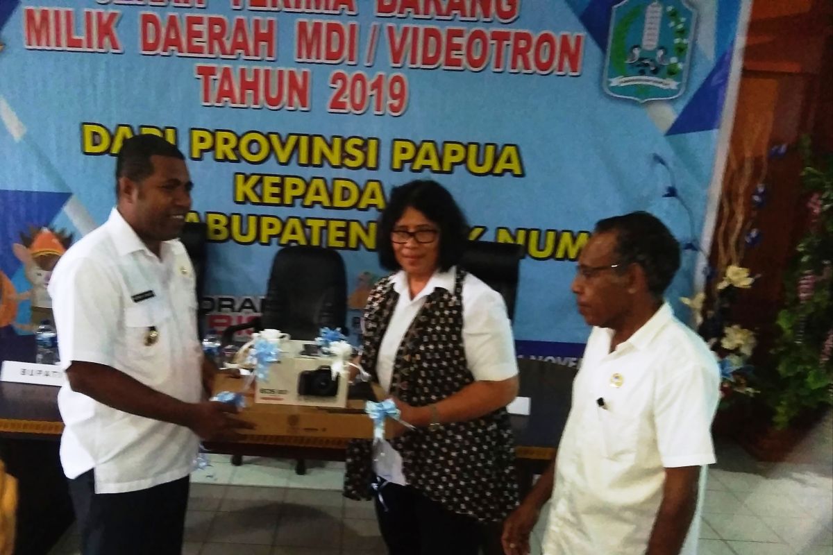 Pemprov Papua serahkan bantuan hibah videotron kepada Pemkab Biak Numfor senilai Rp2,6 miliar