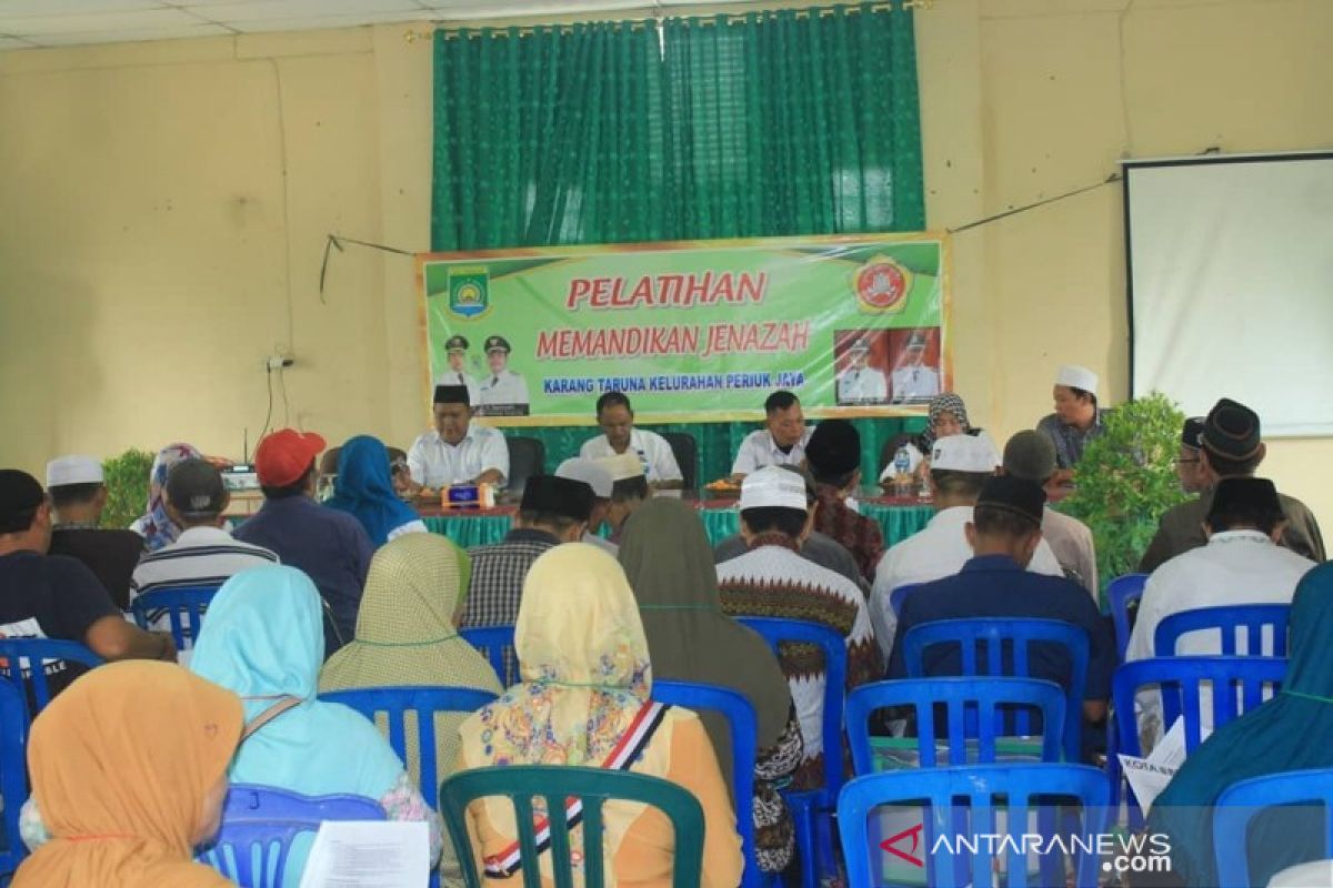 Sebanyak 100 amil dan majelis taklim di Kota Tangerang diberi pelatihan mandi jenazah