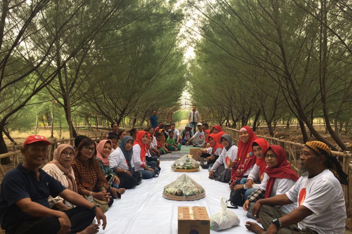 Di Hutan Pakal Surabaya Relawan Risma gelar potong tumpeng