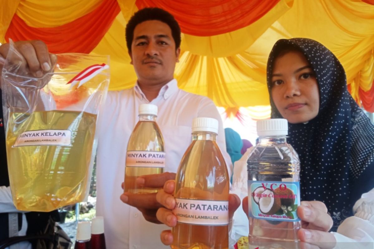 Wanita tani Aceh Barat mulai produksi minyak kelapa murni untuk kesehatan