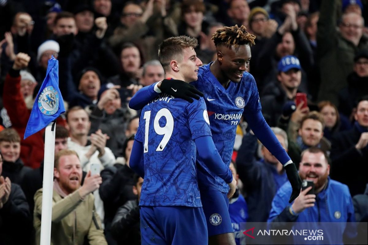 Chelsea pangkas jarak dengan City usai bekuk Aston Villa