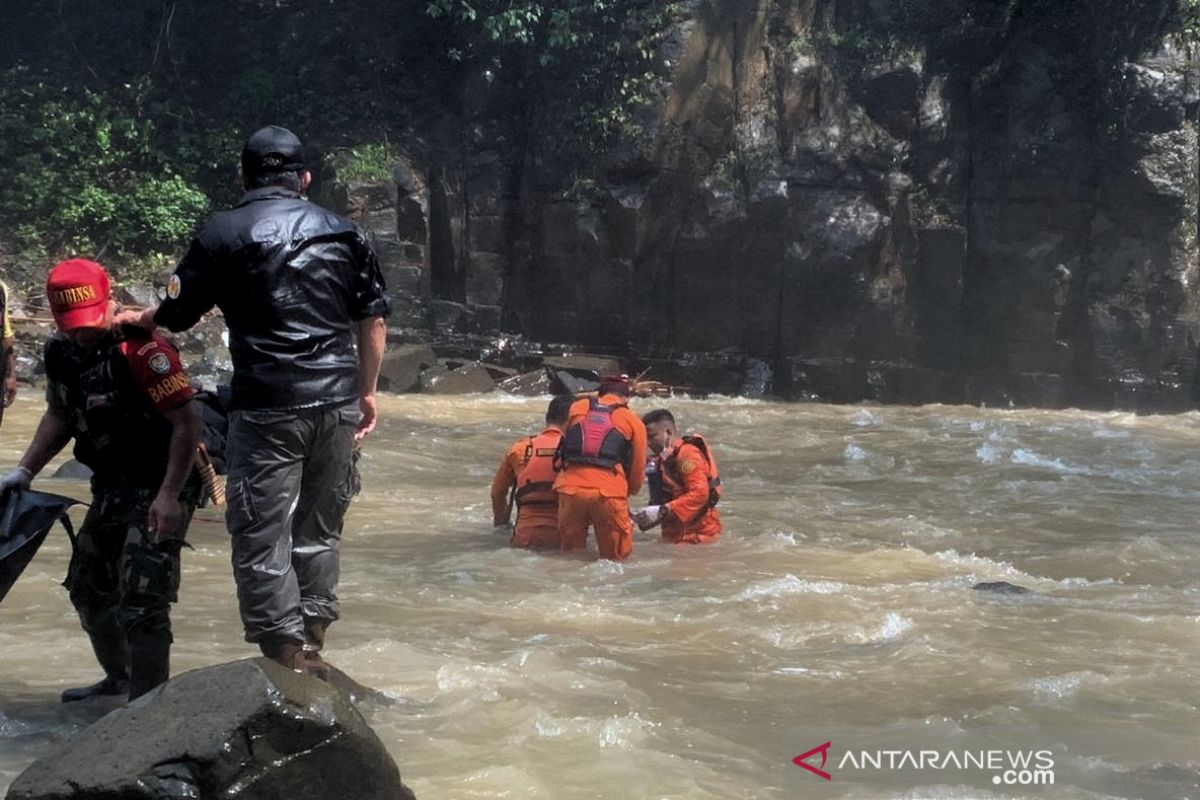 Terseret arus Curug Malela di Bandung Barat, seorang warga ditemukan tewas