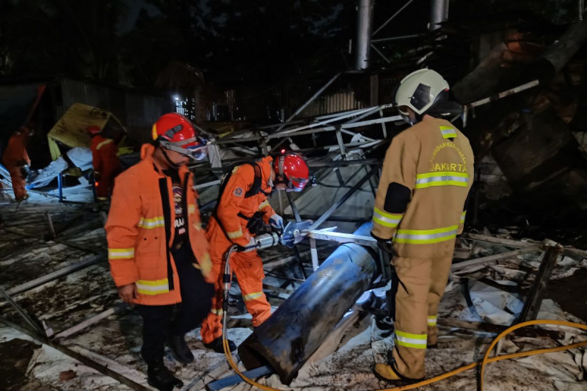 Damkar Jaktim mutilasi papan reklame roboh untuk evakuasi