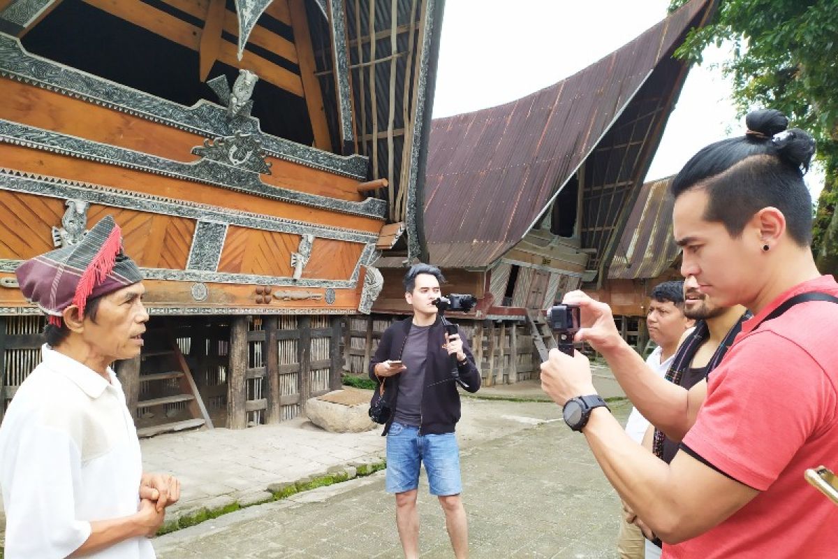 Travel influencer asal Jakarta kagumi panorama Danau Toba