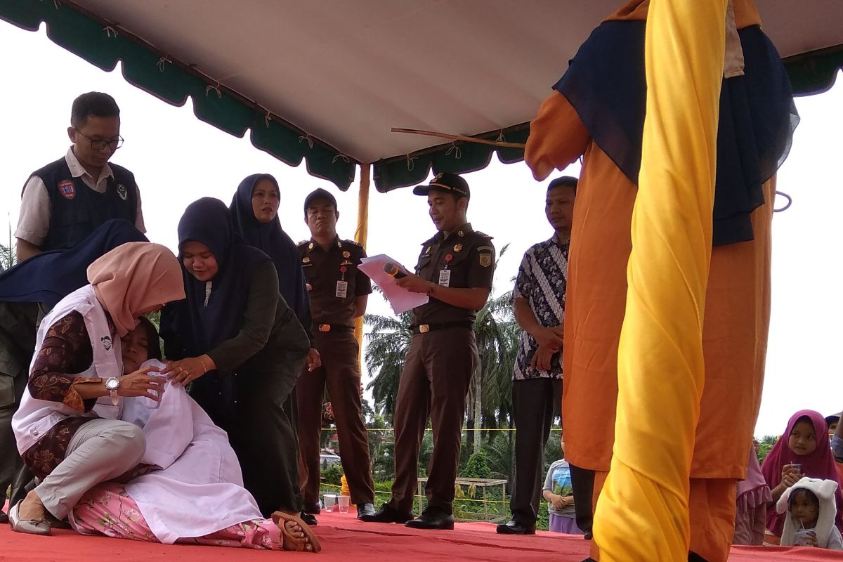 Terbukti lakukan perzinaan di Aceh Tamiang, perempuan ini tak sanggup dicambuk 100 kali