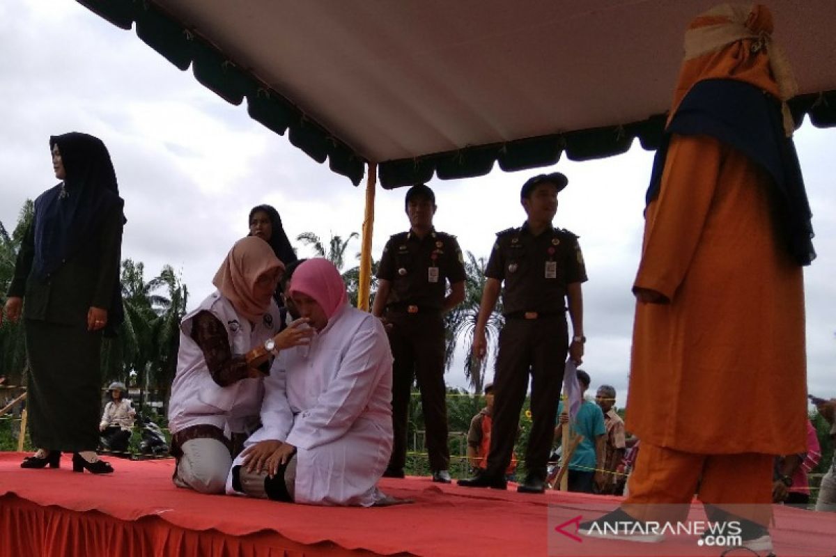 Tak kuat lagi, seorang wanita terdakwa perzinaan tunda sisa hukuman cambuk 61 kali