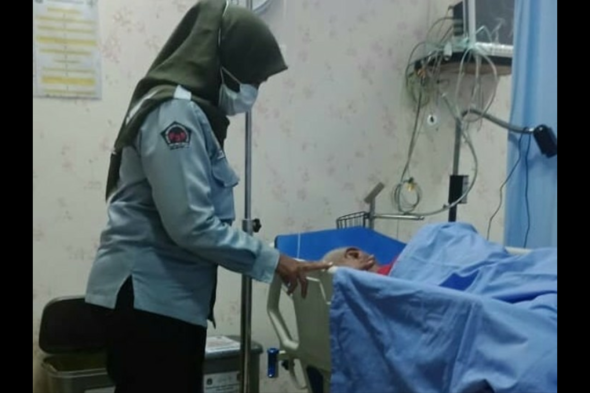 Sudinsos Jakbar bantu lansia terlantar di TPS Angke