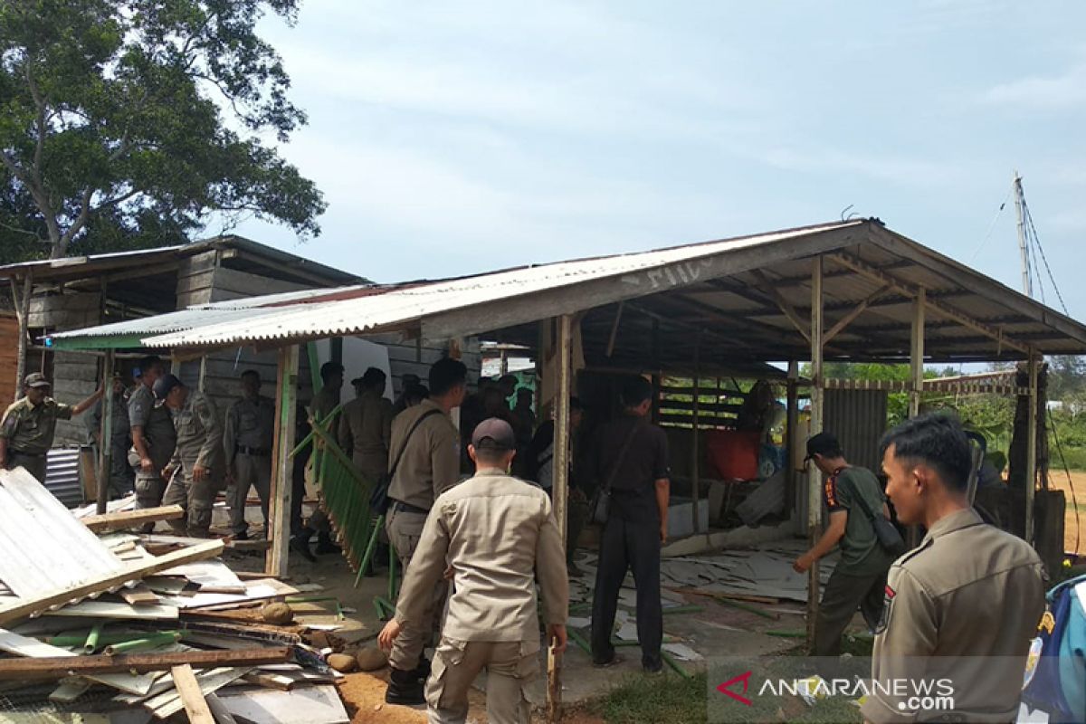 Warga histeris tak terima penertiban di TWA Pantai Panjang