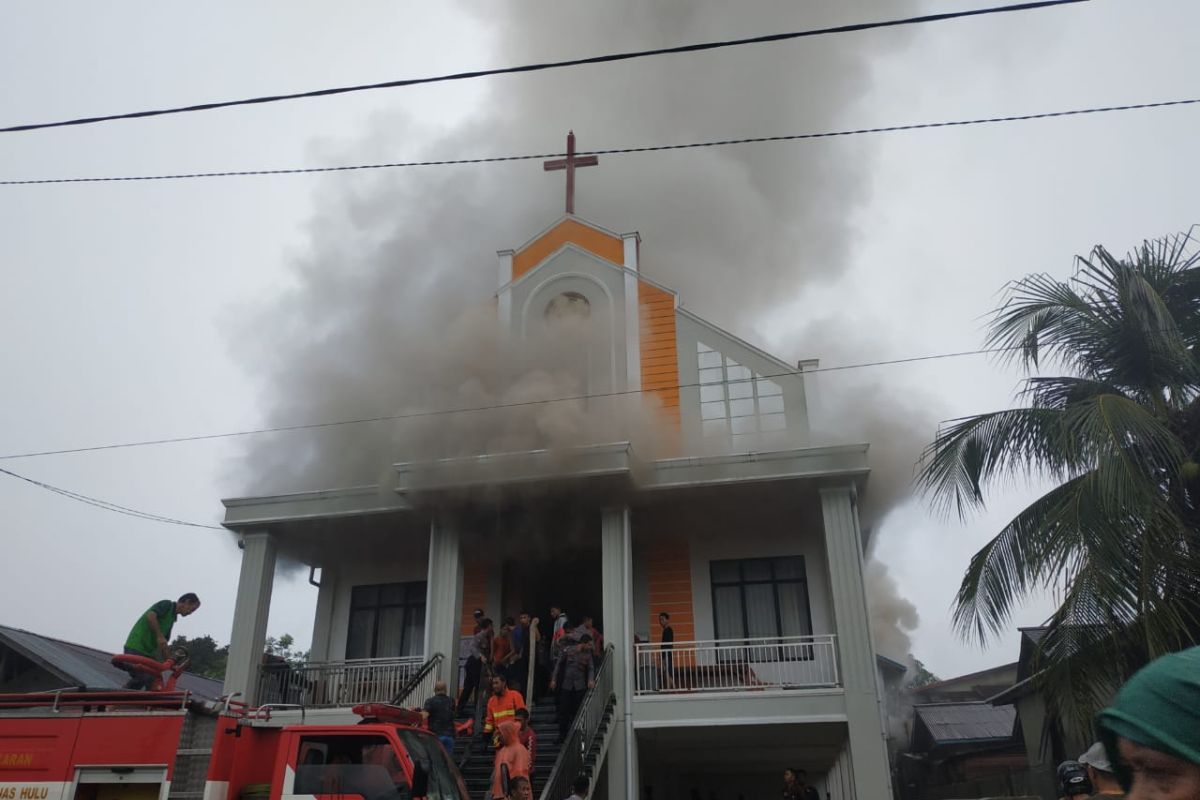 Petugas masih berusaha padamkan api di Gereja GKE Putussibau