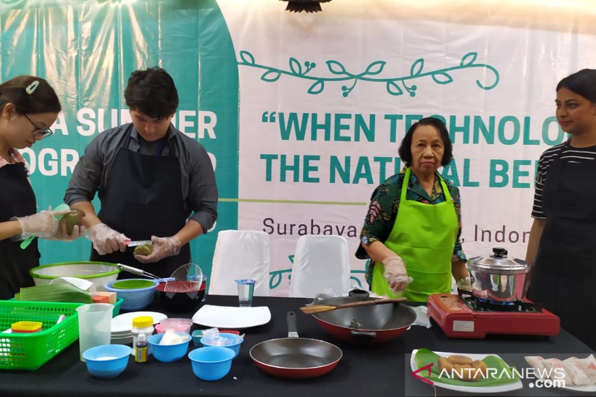 Puluhan mahasiswa asing Ubaya belajar buat kue tradisional (Video)