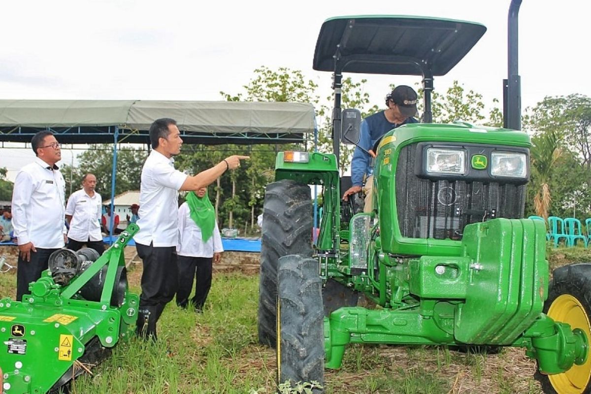 Hadapi musim tanam, petani Kudus dibantu alat mesin pertanian