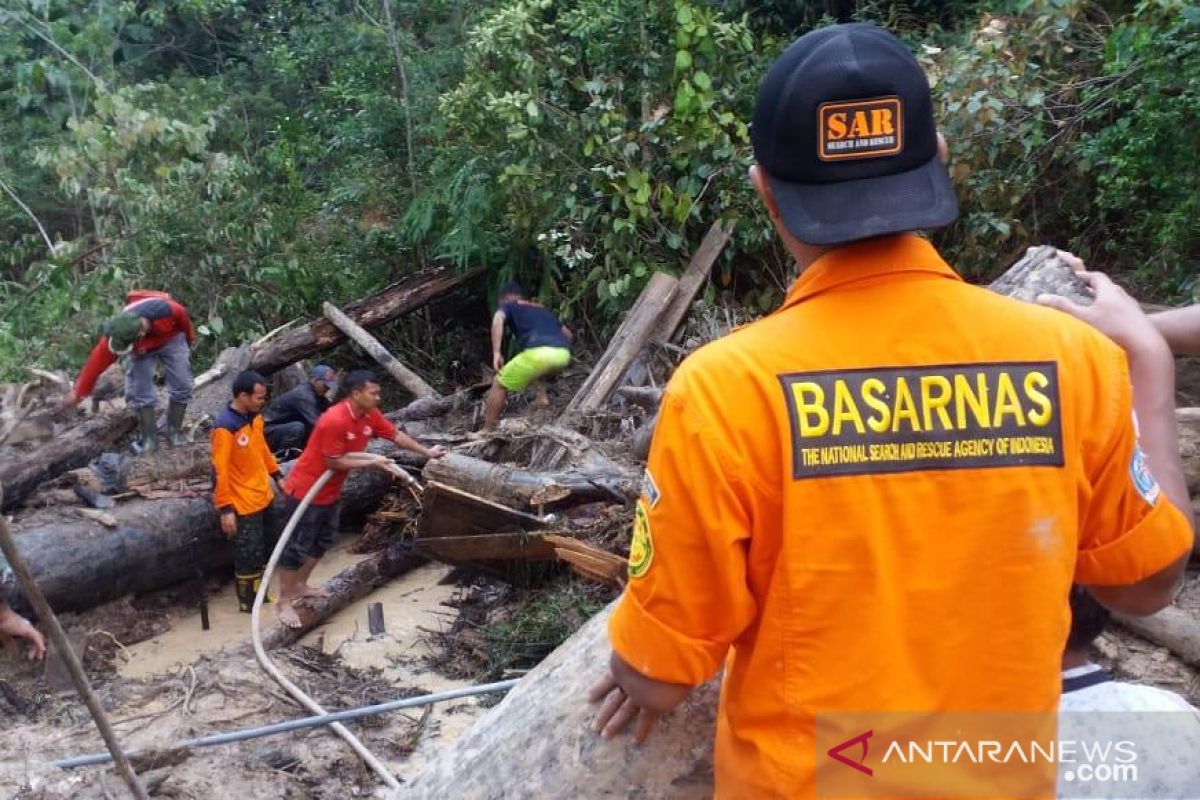 Tim temukan dua korban tanah longsor meninggal dunia di Rohul