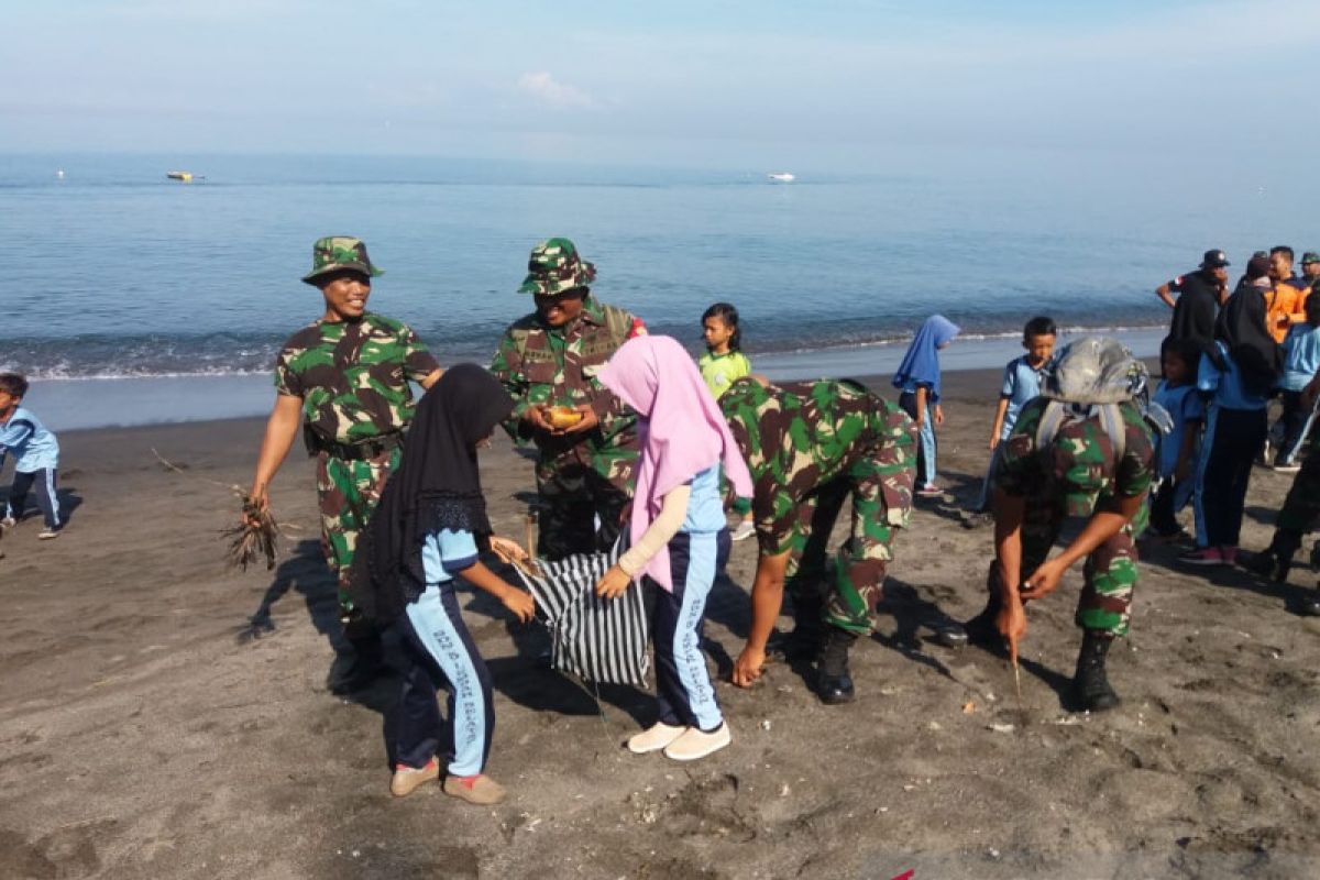 Kodim 1606/Lobar menggelar pembersihan pantai