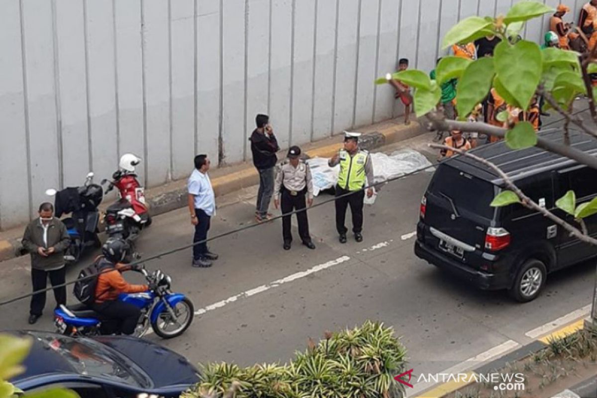 Seorang pria tewas di Underpass Senen usai lompat dari atas jembatan