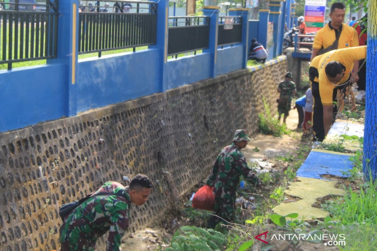 Kodim Pamekasan gerakkan personel bersih-bersih sampah plastik