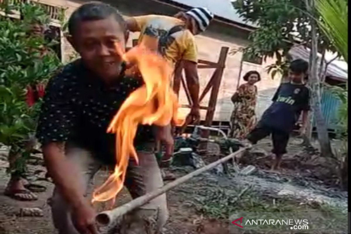 Semburan gas muncul dari sumur bor warga di Barito Kuala