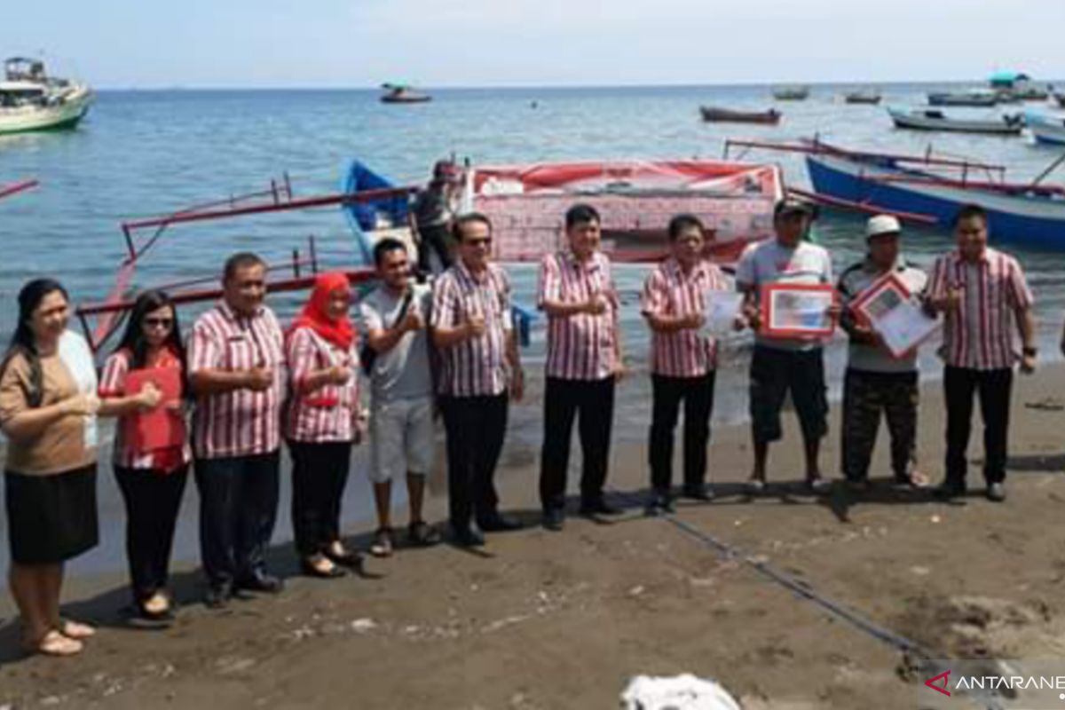 DKP Minahasa Tenggara salurkan bantuan kepada nelayan