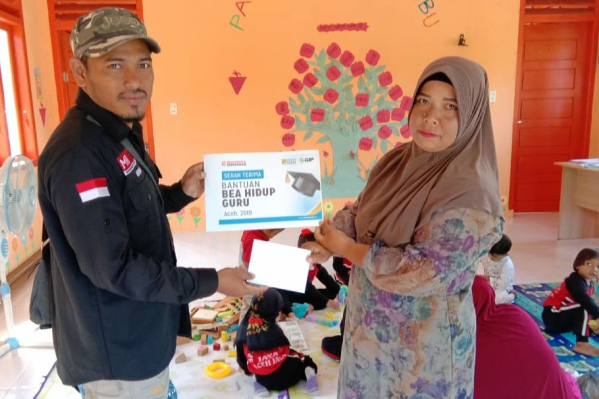 ACT santuni guru yang mengabdi belasan tahun hidup seadanya di Aceh