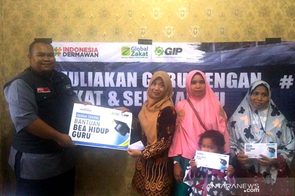 ACT Purwokerto  serahterimakan bantuan untuk guru